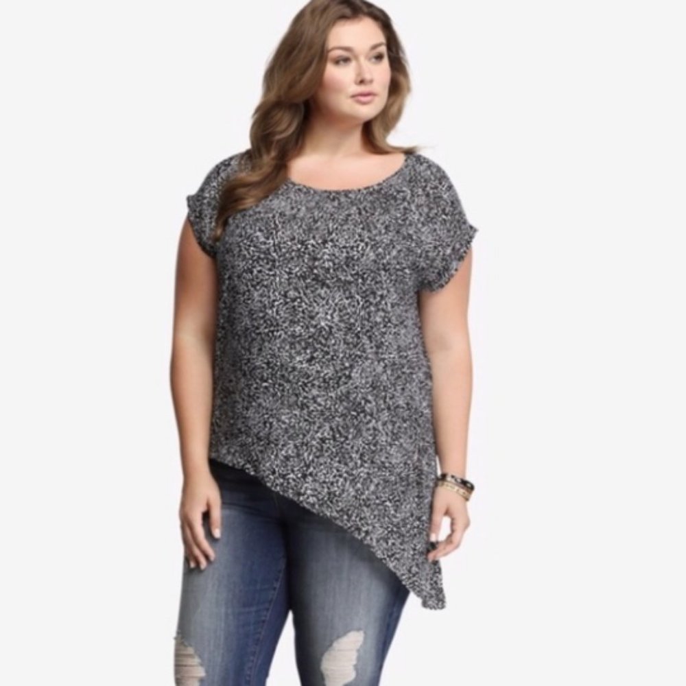 Torrid Black and White Abstract Print Blouse with Asymmetrical Hem Plus Size 1XL